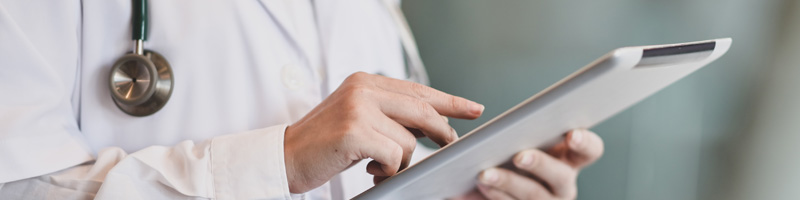 Medico legge i dati