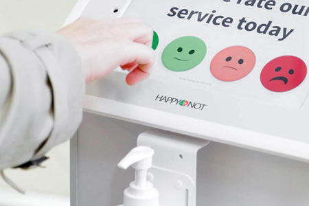 Sapone sullo Smiley Touch per igienizzare le mani dopo il feedback del cliente